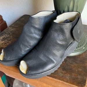 Fly London Yone black leather wedge 37